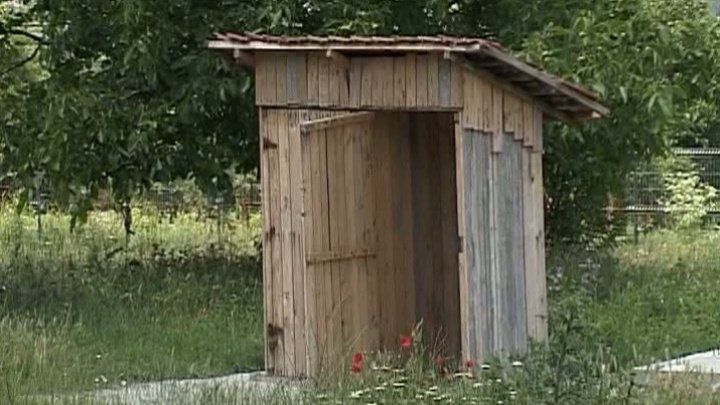 O tânără a născut și și-a scăpat bebelușul în toaleta din curte