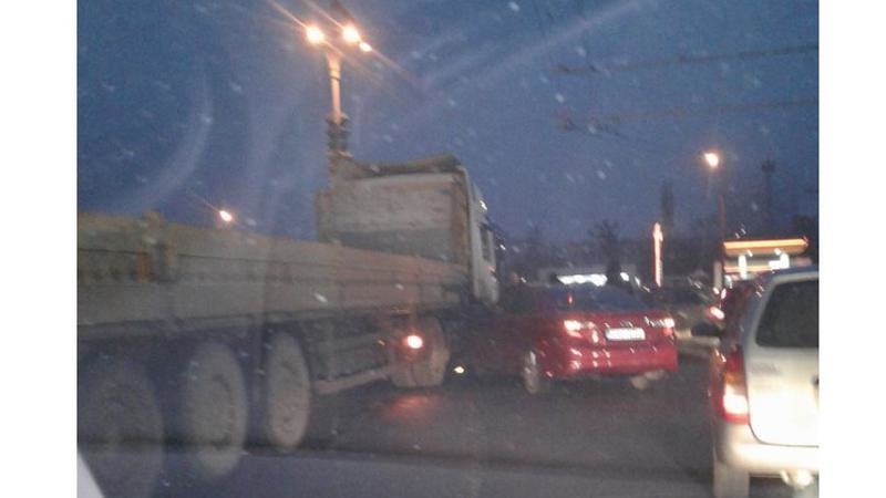 На Старой Почте легковой автомобиль столкнулся с грузовиком.