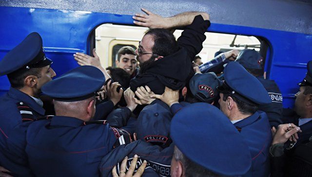 Протесты в Ереване не утихают уже третий день. 