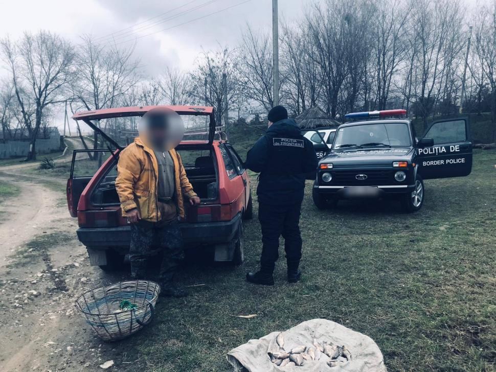 Мужчина оштрафован пограничниками за незаконную ловлю рыбы.