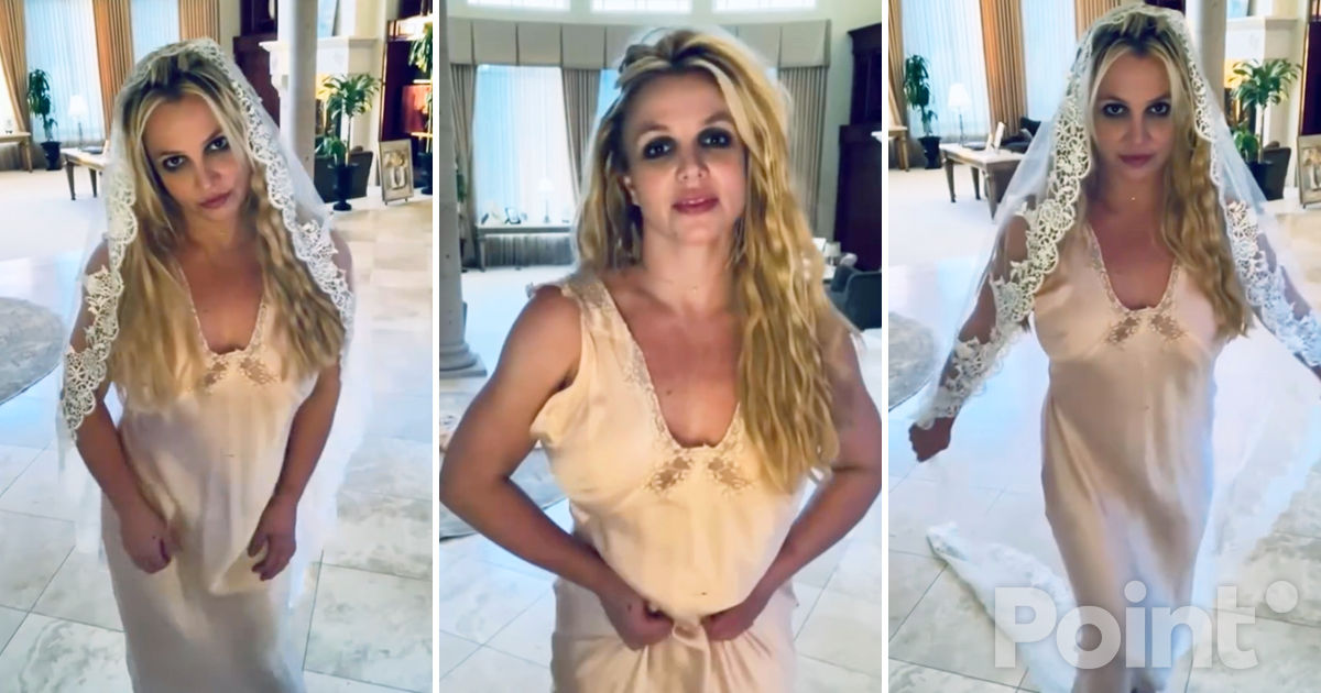 Britney Spears s-a căsătorit cu ea însăși.