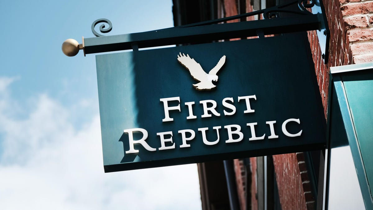 Власти США закрыли First Republic и продадут его депозиты и активы JPMorgan.