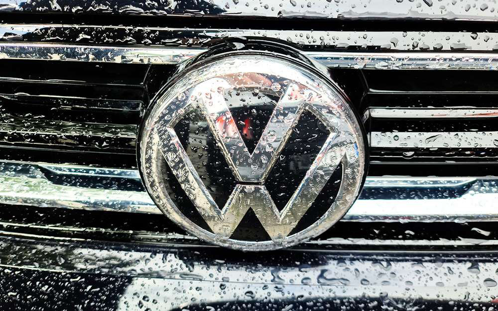 VW приостановит работу заводов в ФРГ из-за отсутствия поставок комплектующих из Украины.
