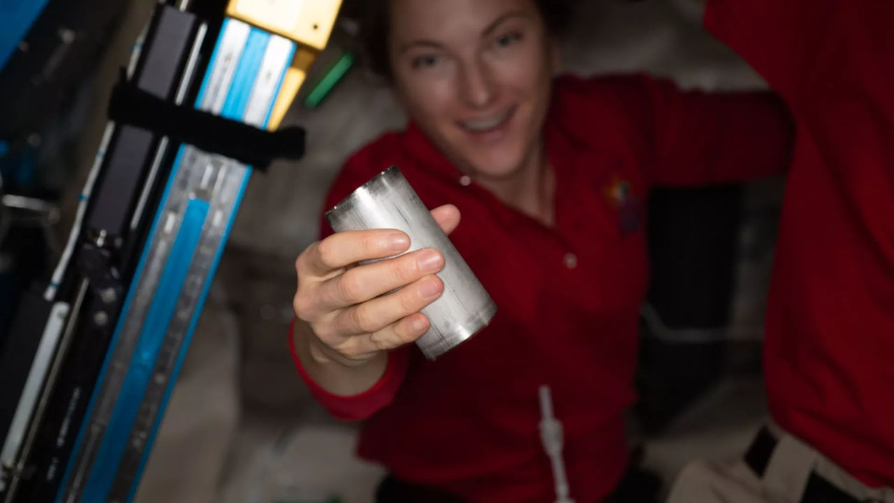 Ученые NASA восстановили 98% воды из мочи и пота астронавтов.