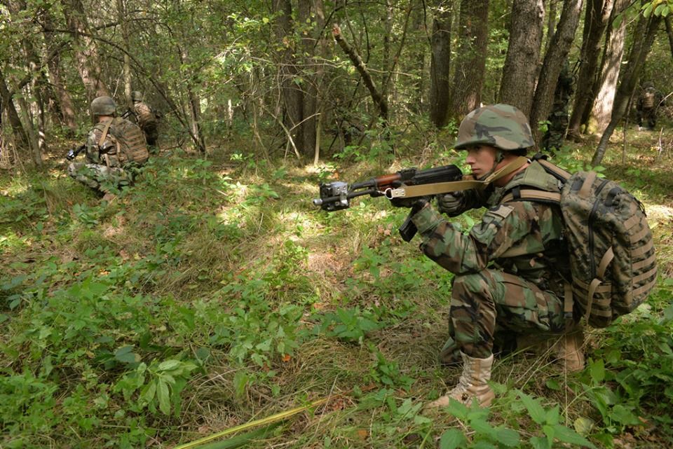 Военнослужащие Нацармии участвуют в маневрах на Украине.