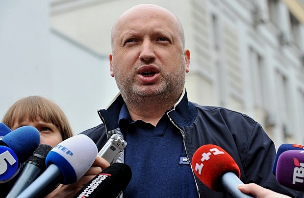 "Purtati consultari zi si noapte, dar este necesar sa fie un proces transparent", i-a indemnat el.