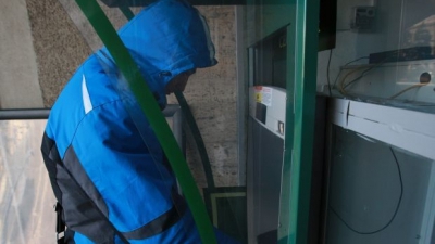 "L-am scos foarte uşor, ca pe un sac cu nisip", a declarat un tânăr prins de poliţie.