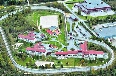 Террорист будет жить в трехкомнатной камере с тренажерами.