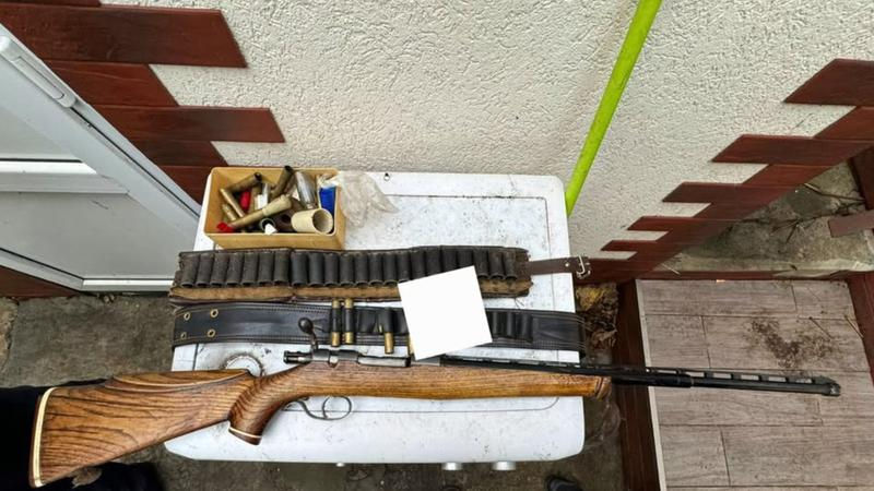 Un bărbat din Rezina, reținut: Documente false și armă de foc, descoperite la domiciliu.