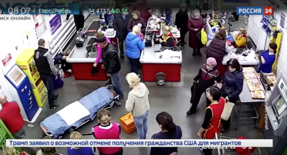 В Омской области женщина родила у кассы супермаркета.