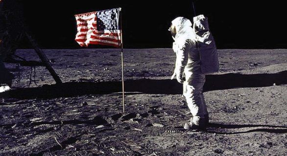 Donald Trump trimite din nou oameni pe Lună.