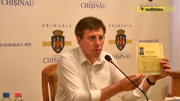Dorin Chirtoacă a prezentat la ședința de astăzi a Primăriei diplomele sale de studii. Foto: realitatea.md