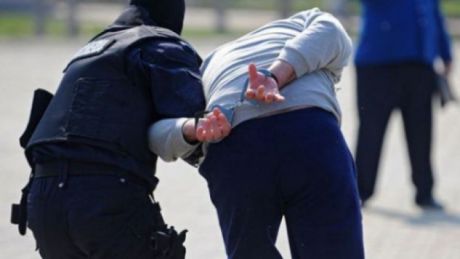 Судебный исполнитель был задержан в служебном кабинете.