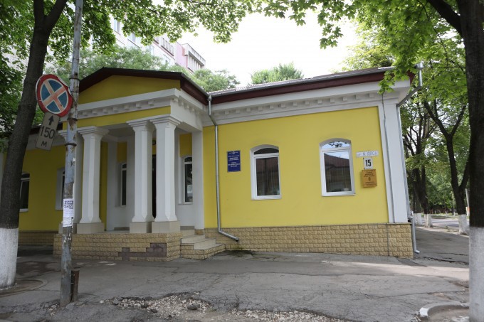 Moldova, după cum a intrat în dicționarul istoric este interpretată drept un picior de plai și gură de rai, plai roditor, popor muncitor, oameni buni și viteji.