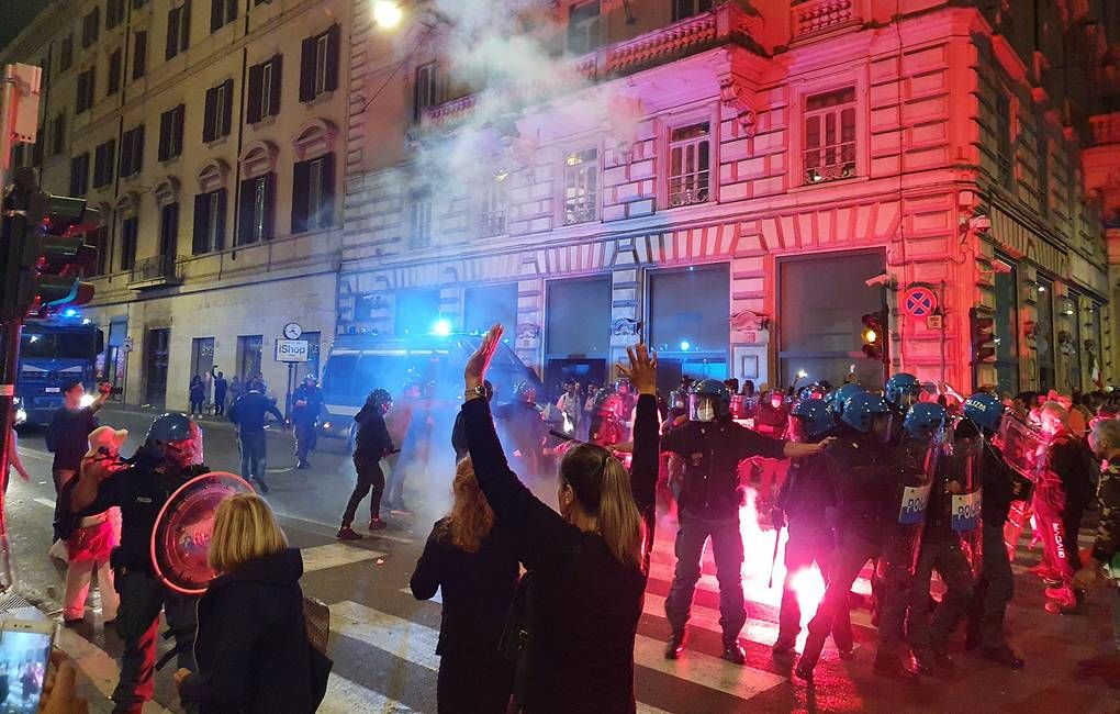 В Риме водомётами разгоняли протестующих против COVID-сертификатов.