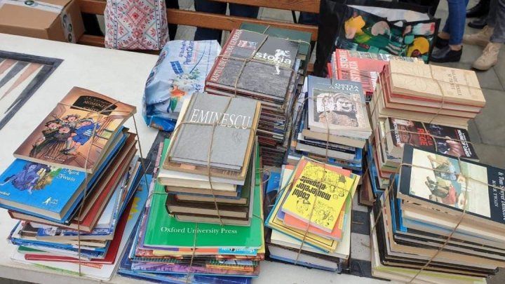 Кишинёвцы поделились книгами с уличной библиотекой в сквере Михая Эминеску.
