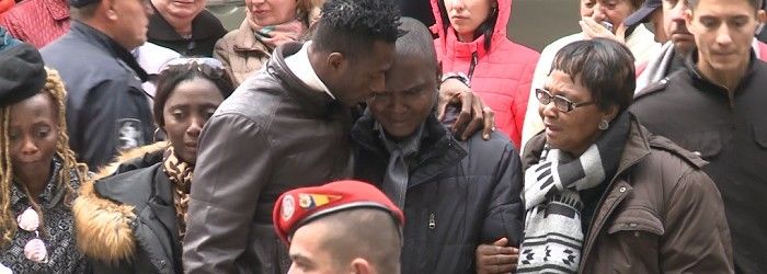 На похороны погибших при взрыве приехали родственники из Камеруна.
