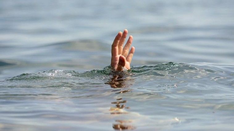 На место происшествия прибыла полиция, а также спасатели ГИЧС, чтобы найти тело погибшего.