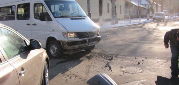 Un microbuz de pe ruta 174 a fost implicat într-un accident. Foto: timpul.md