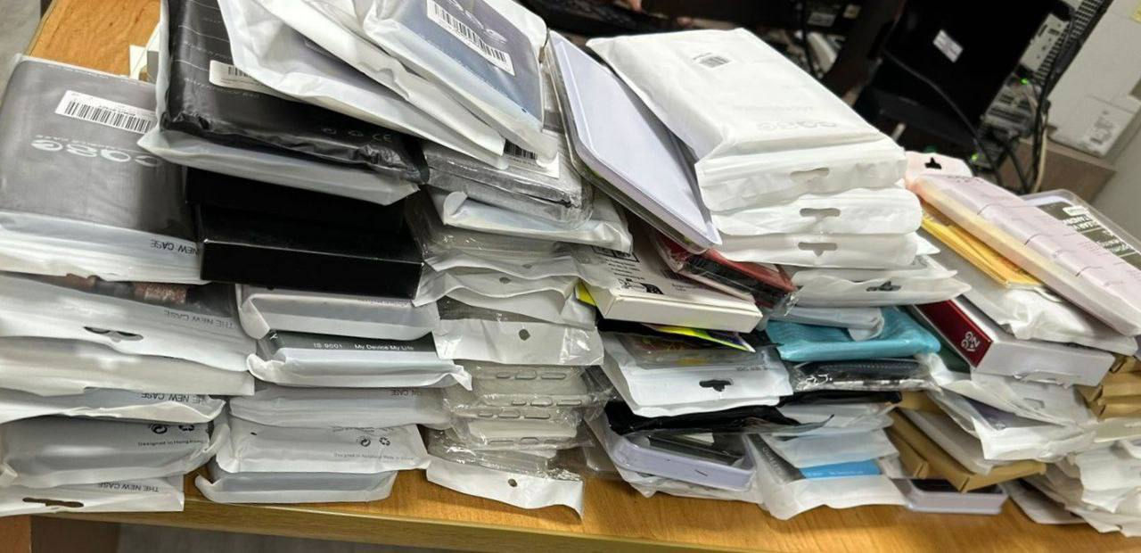 На КПП в Леушенах задержали партию аксессуаров для планшетов и телефонов.