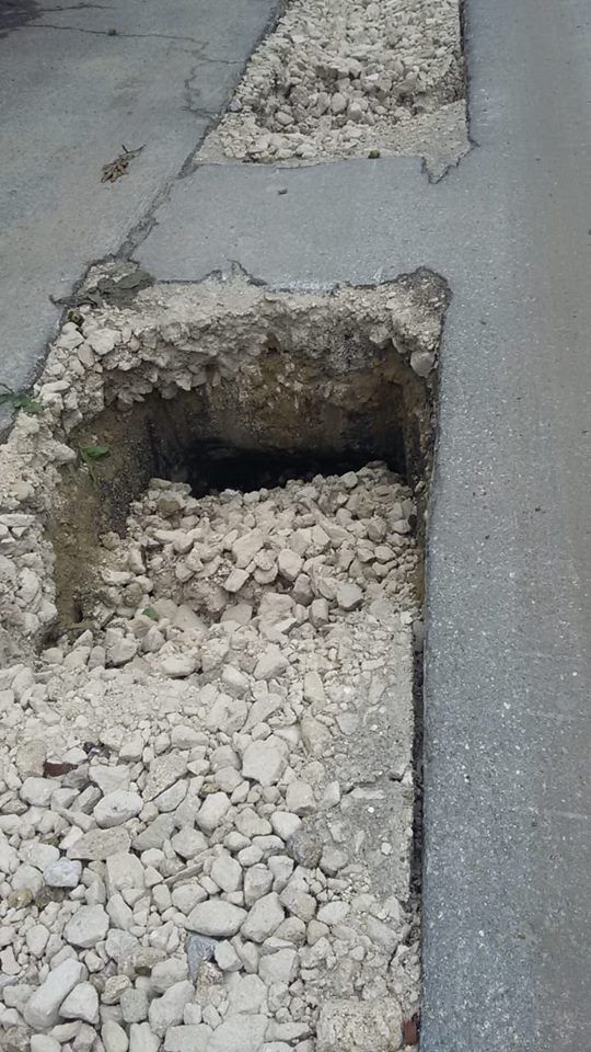В асфальте, который был залит несколько лет назад, образовались ямы, трещины и неровности.