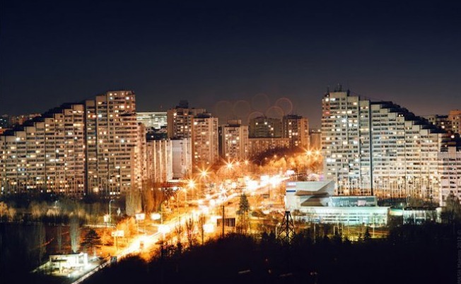 Все, кто въезжают в город со стороны аэропорта, могут любоваться двумя высокими зданиями, которые вместе смотрятся, как всегда открытые «ворота города».
