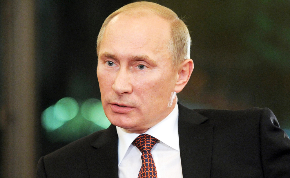 Путин поручил Министерству обороны закончить формирование воинских частей и развертывание инфраструктуры в Арктике ужев 2014 году.