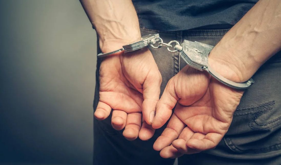 В Кишиневе полицейского задержали за незаконный оборот наркотиков.
