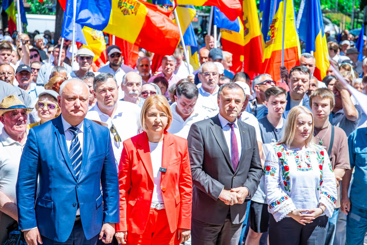 Сторонники БКС провели акцию протеста у здания парламента.