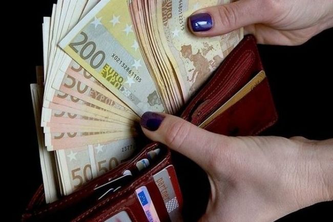 Граждане должны декларировать на таможне сумму, превышающую 10 тыс. евро.