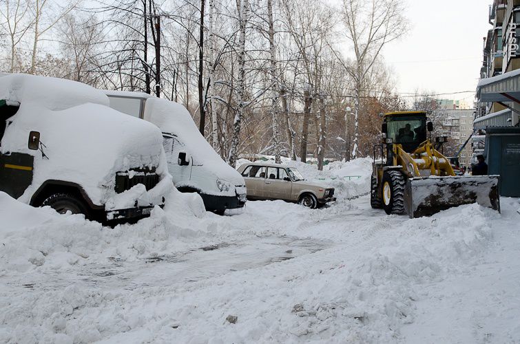Во время снегопада дорожные службы будут работать круглосуточно.