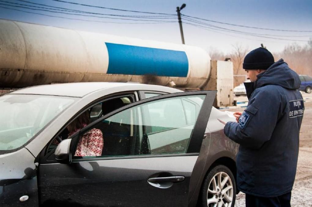 După înmânarea citaţiilor, şoferii vor putea să se prezinte la Centrul unic de monitorizare pentru documentarea încălcării, să achite benevol amenzile la ghişeul băncii sau prin intermediul terminalelor de plată amplasate în punctele de trecere a frontierei de stat.