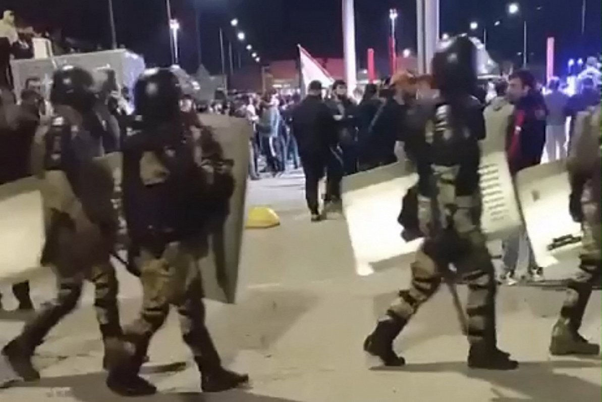 В столкновениях пострадали девять полицейских, четверо из них остаются в больнице.