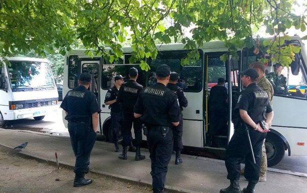 Задействованы десятки единиц техники и сотни сотрудников МВД.