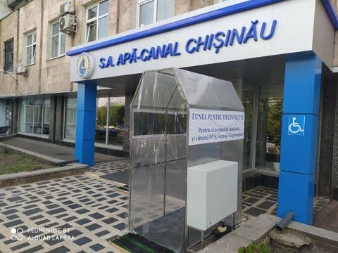 На входе в Apă-Canal Chișinău установлен дезинфекционный туннель.