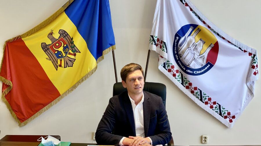 На Кишиневском стекольном заводе новый директор.