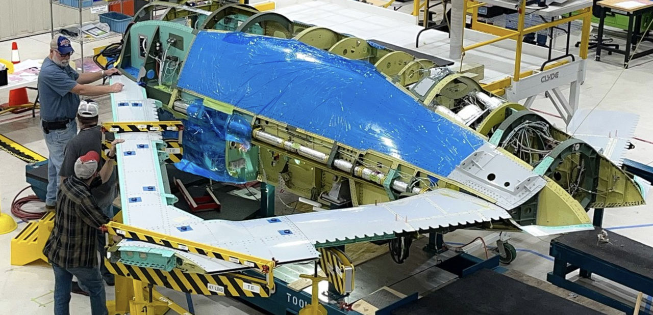 Boeing готовит к полету самолет без рулей и закрылков.