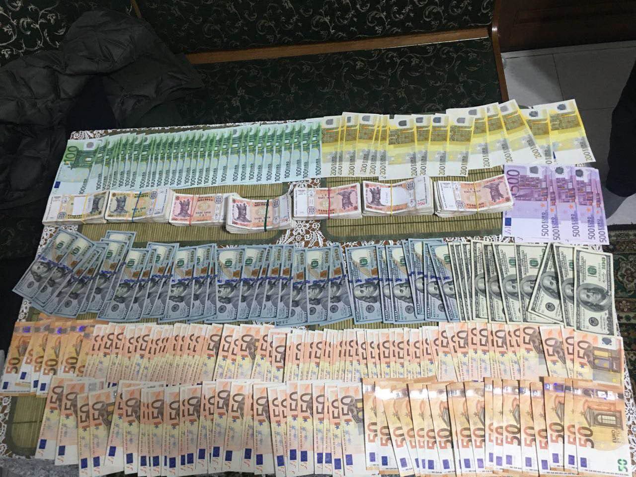 В ходе обысков было изъято 309 500 леев, 57 700 евро, 41 000 долларов, 500 000 фунтов стерлингов.Фото: procuratura.md.