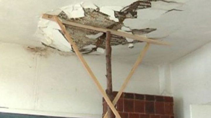 Pericol pentru sute de elevi din Peresecina. Acoperişul şcolii, grav avariat