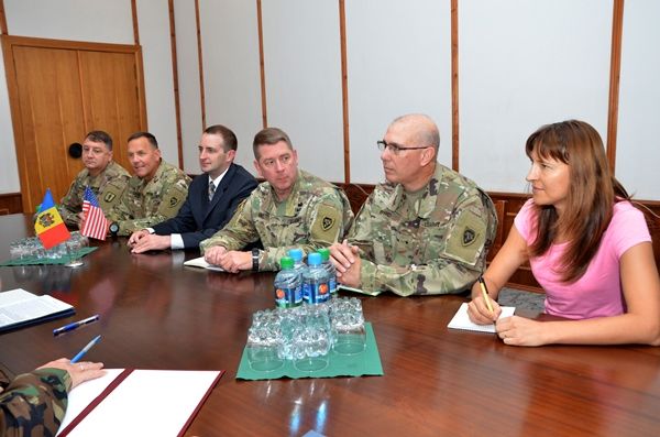 Oficiali militari americani decoraţi cu distincţie a Armatei Naţionale. 