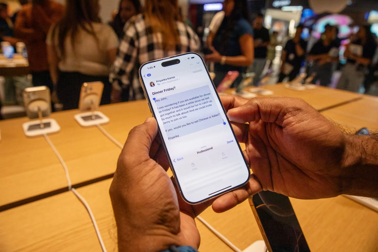 Bloomberg: Apple планирует платить более $1 млрд в год за ИИ от Google для Siri.