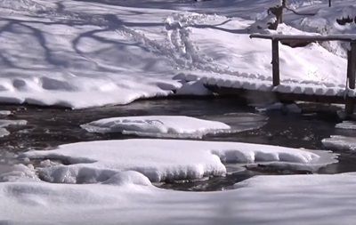 Замерз один из самых известных водопадов Украины.