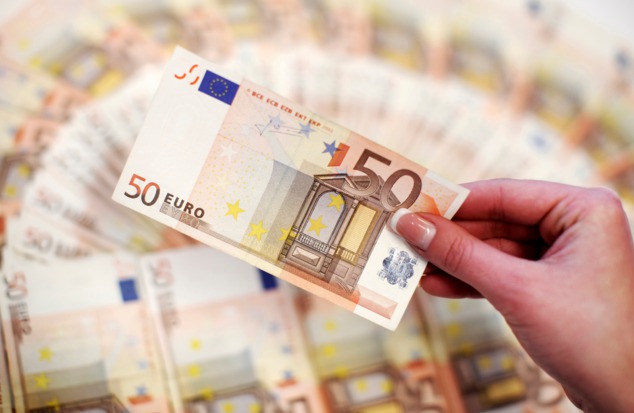 Mulţi analişti se aşteaptă în continuare ca moneda unică europeană să ajungă la paritate cu dolarul anul viitor, unii şi-au „relaxat“ proiecţiile agresive ce vizau un nivel de sub 1 dolar.