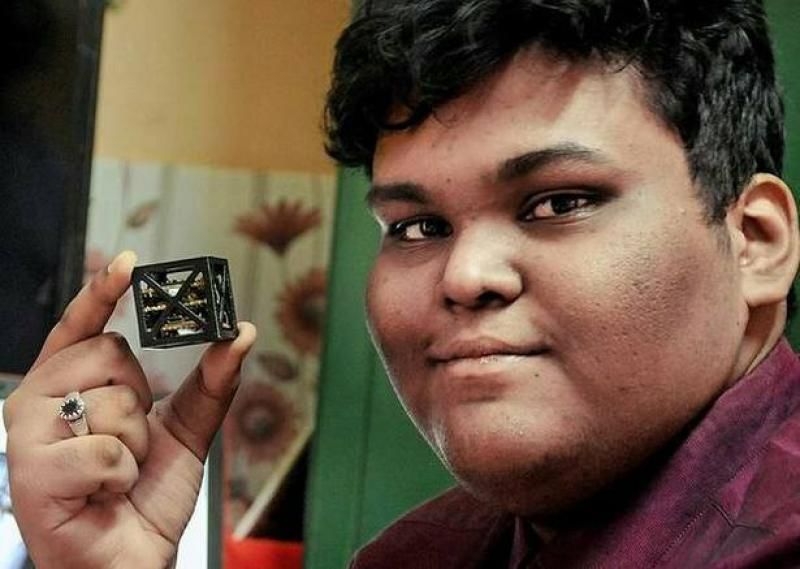 Un adolescent din India a câştigat o competiţie internaţională, realizând unul dintre cei mai uşori sateliţi din lume. 