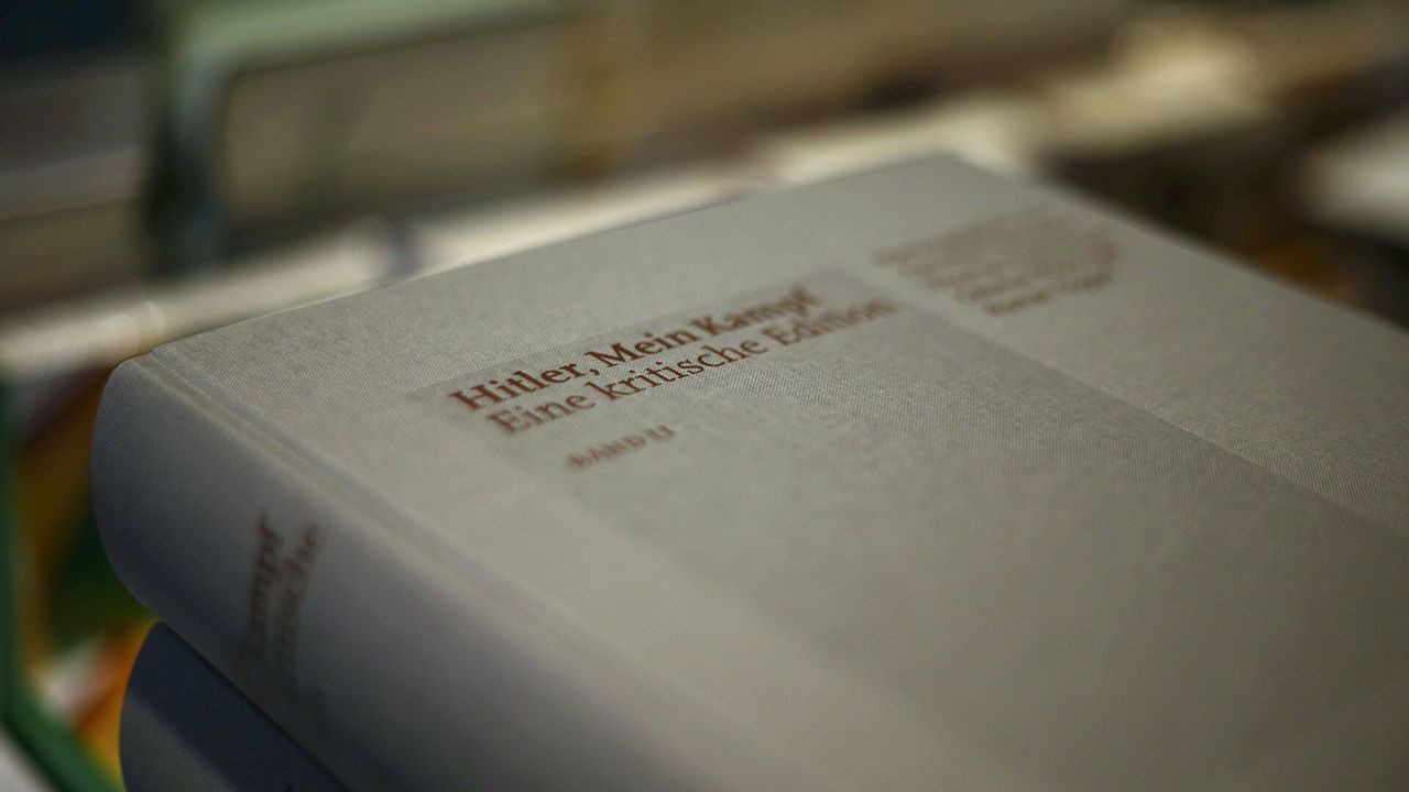 Во Франции вышло критическое издание книги Mein Kampf.