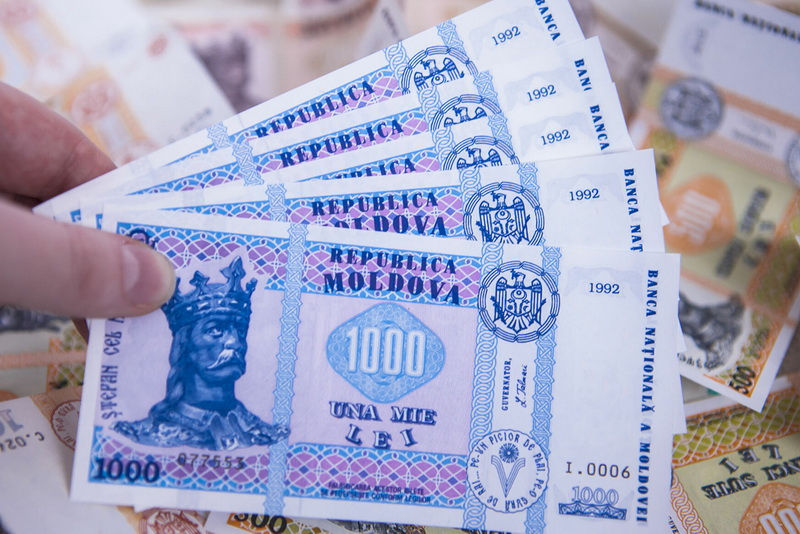 Familiile cu elevi în clasele I–IX vor primi 1.000 de lei începând cu 4 septembrie.