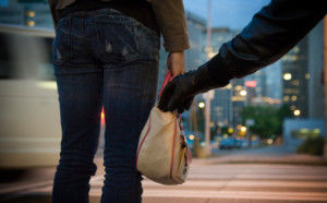 Individul care a atacat în plină stradă o femeie şi i-a furat geanta a fost reţinut. Foto: informatiadealba.ro