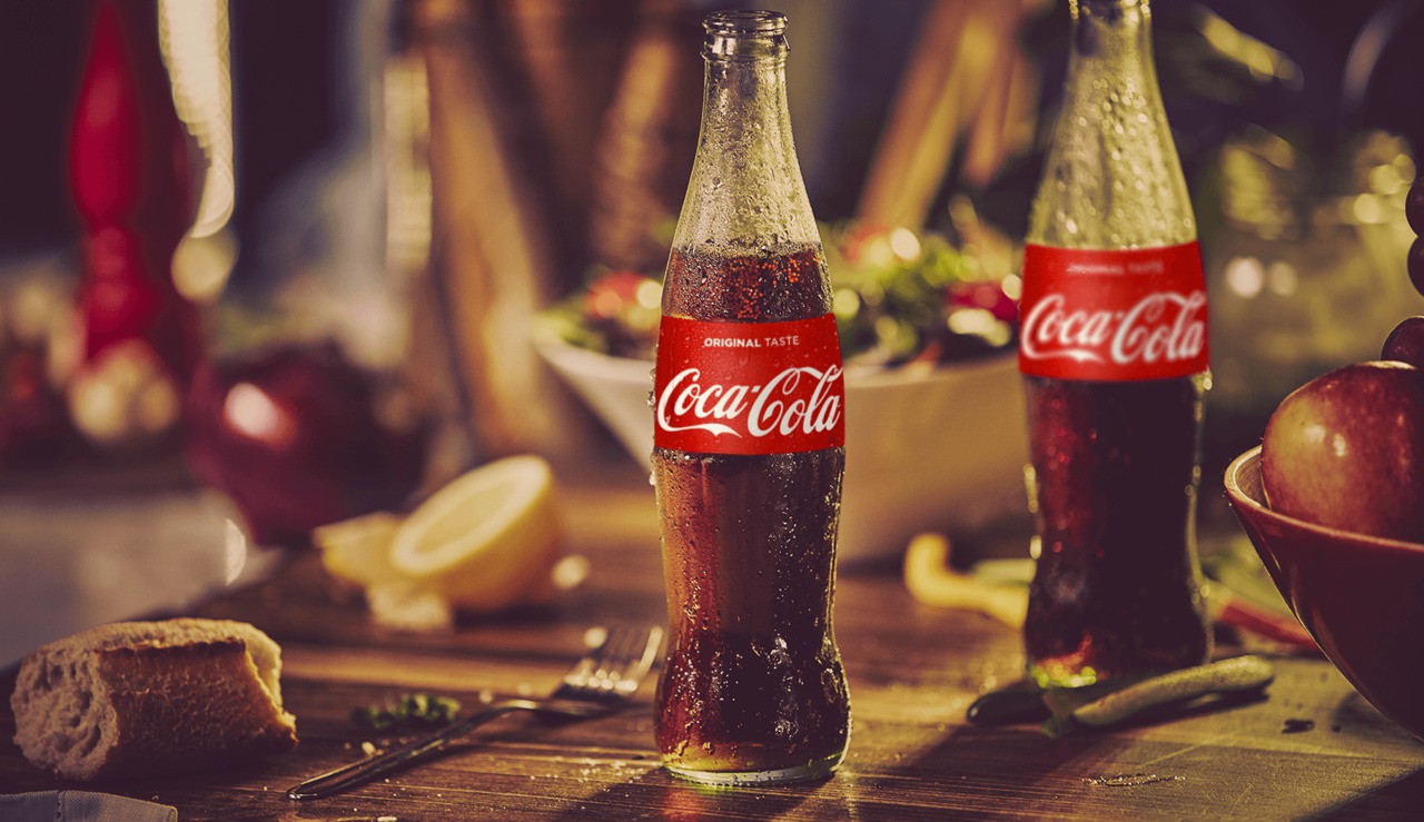 Coca Cola, învinuită de difuzarea publicității sexiste pe facebook