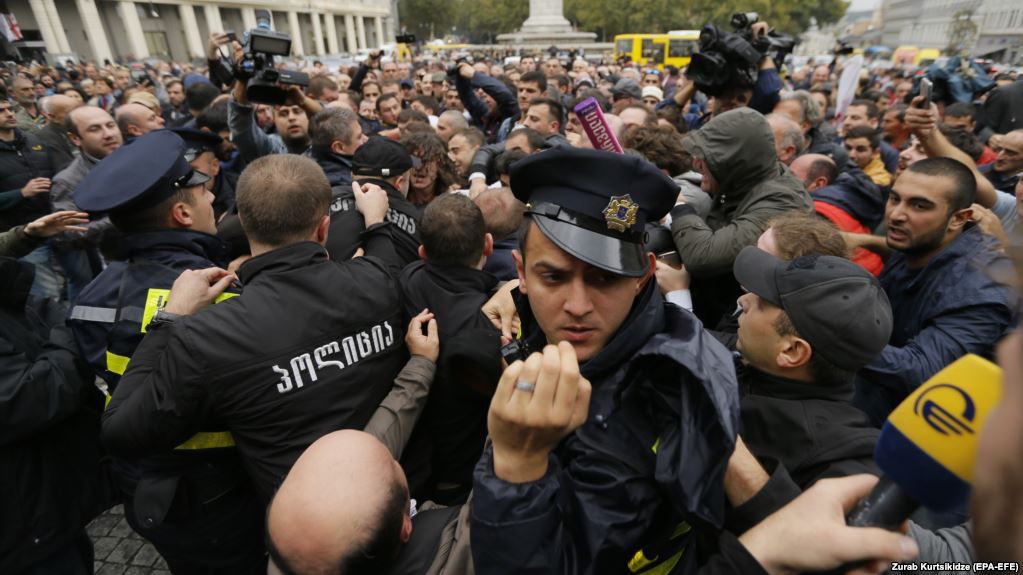 Около мэрии города произошли столкновения с полицией.
