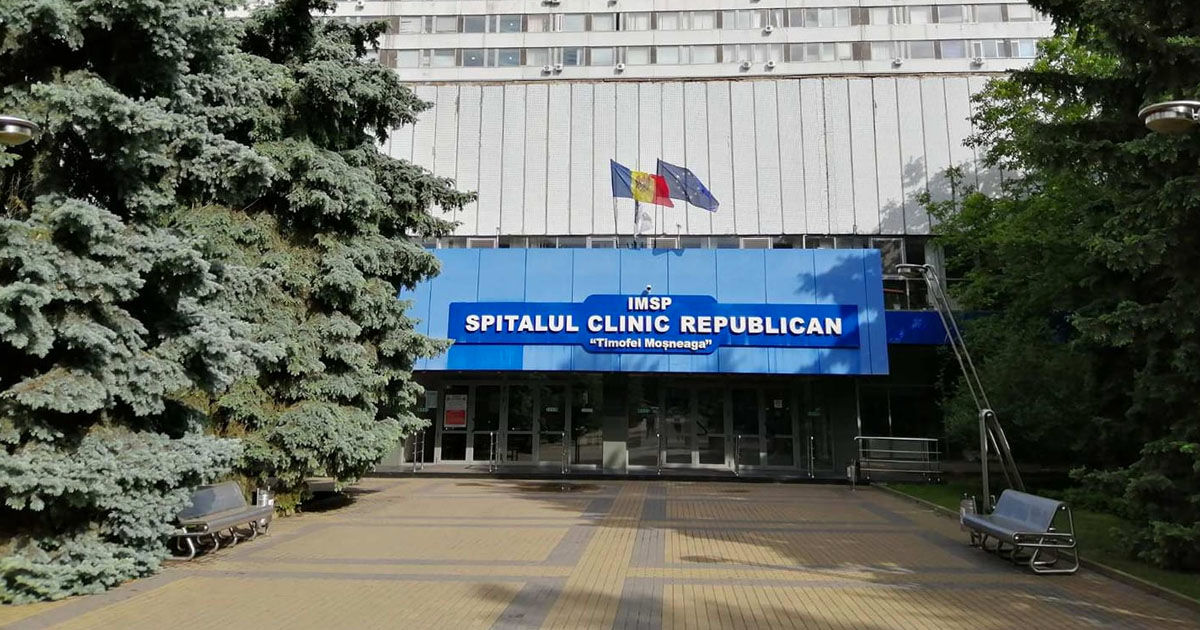 Un copil, la un pas de a ajunge într-o groapă pe teritoriul Spitalului Republican.